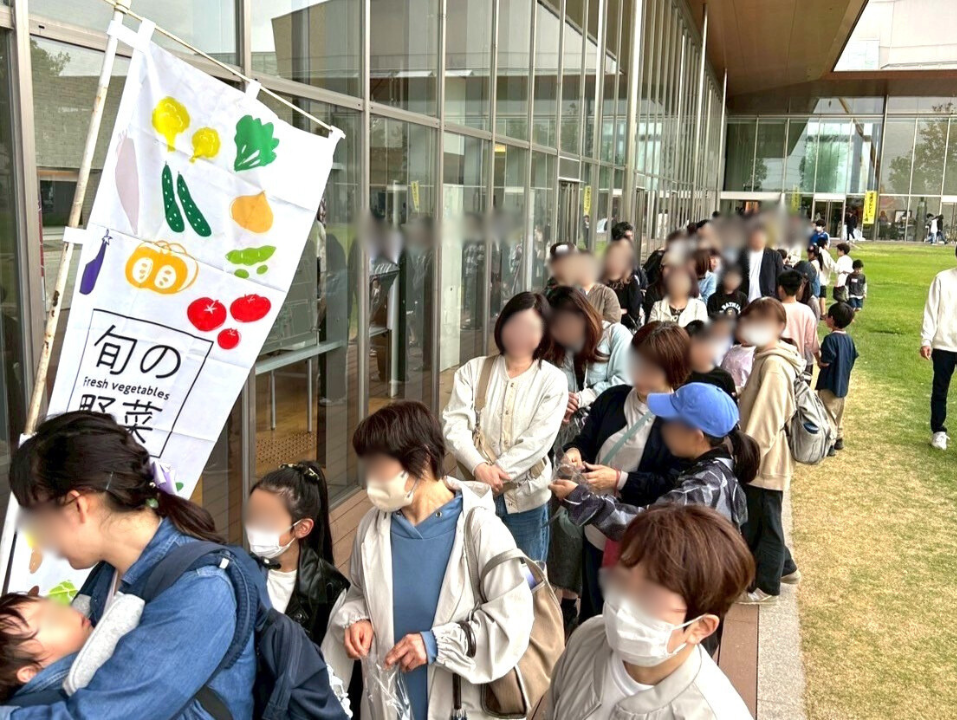 野菜詰め放題イベントに並ぶ行列